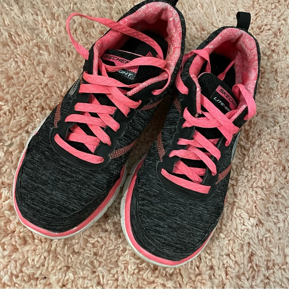 SKECHERS®! LiteWeight Air Cooled Memory Foam Sneakers Size 6.5 - Picture 2 of 16